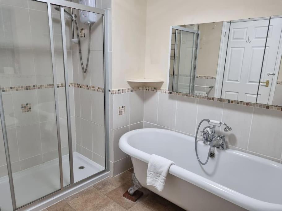 Spacious Detached Home With Beautiful Seaviews, Sleeps 6 Trimingham 외부 사진