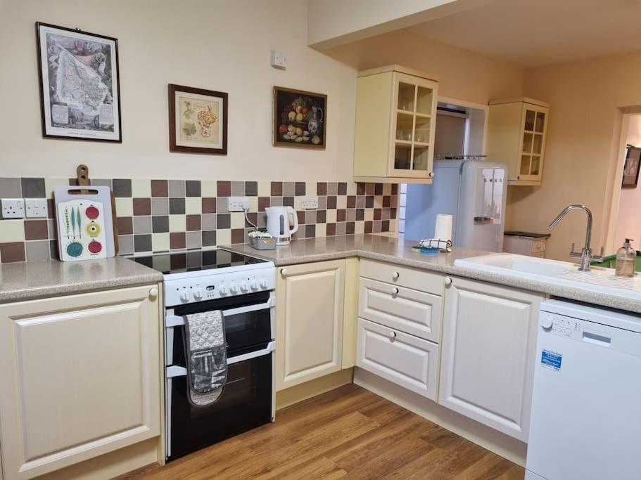 Spacious Detached Home With Beautiful Seaviews, Sleeps 6 Trimingham 외부 사진